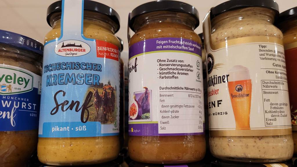 Feigensenf-Test: ein transparentes Glas Altenburger Feigensenf mit den Nährwertangaben auf dem violett-weißen Etikett zwischen weiteren Senfgläsern.