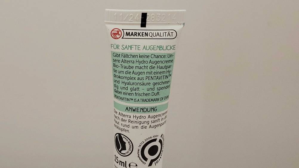 Rückseite einer getesteten Augencreme mit Anwendungsinstruktionen.