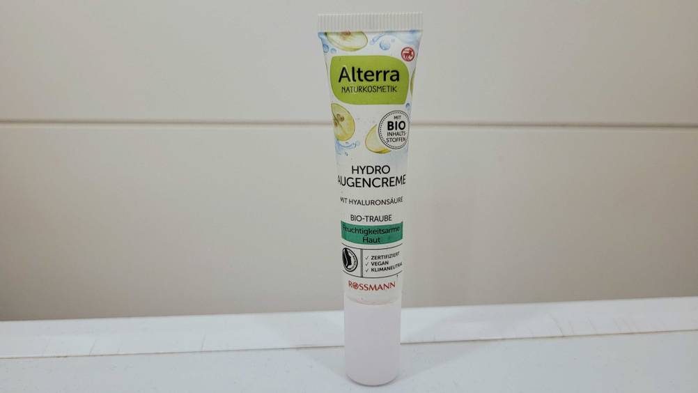 Im Test: Eine Tube Augencreme von vorne auf und vor einer hellen Fläche.