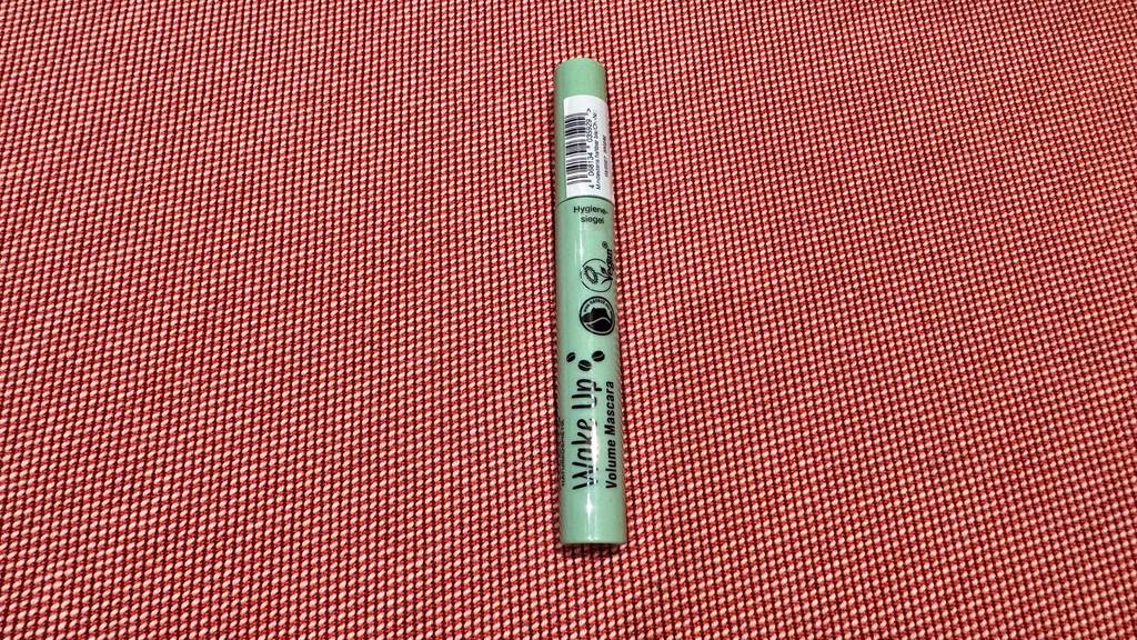 Getestet: Ein veganer Mascara liegt auf einer roten Oberfläche.