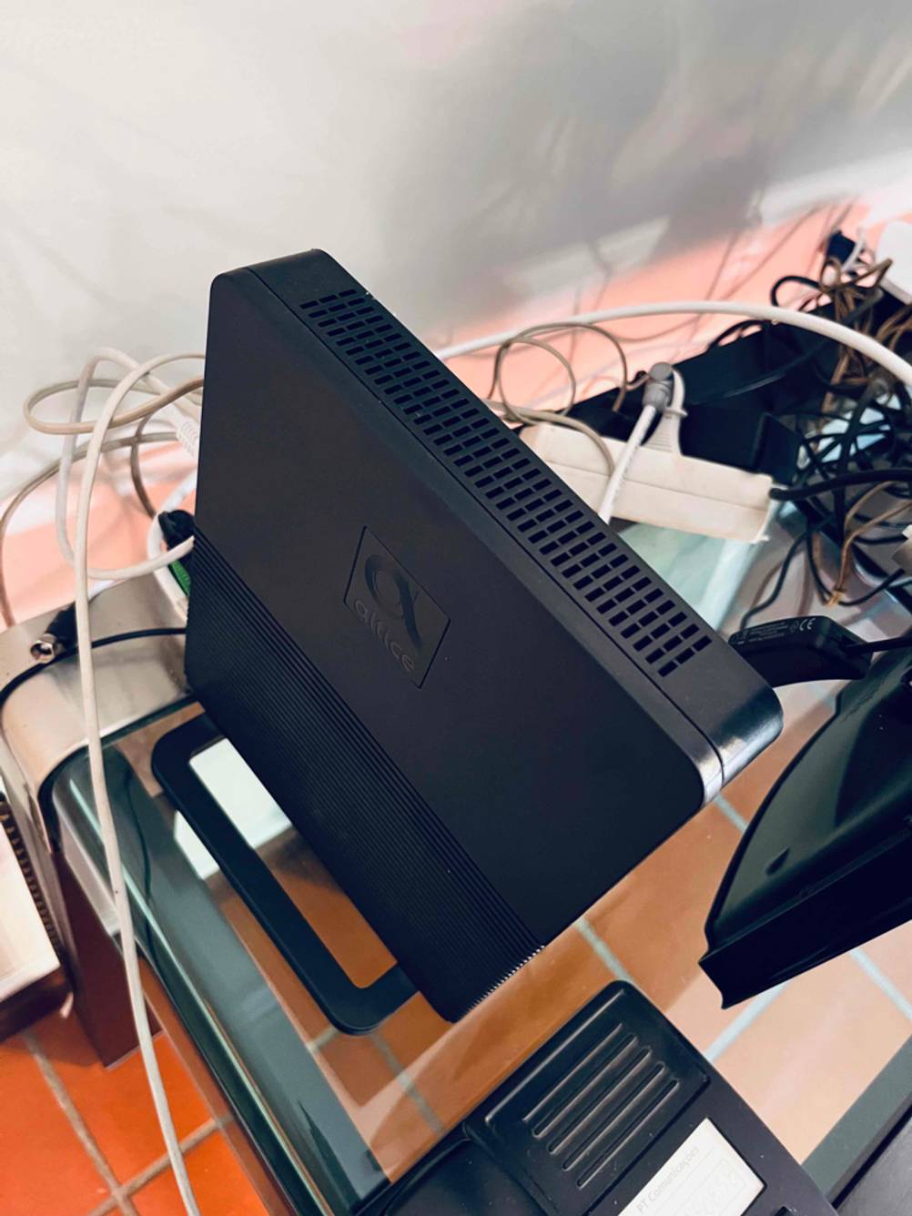 Ansicht von oben auf den Lüfter und den Standfuß des schwarzen Glasfaser-Routers im Test.