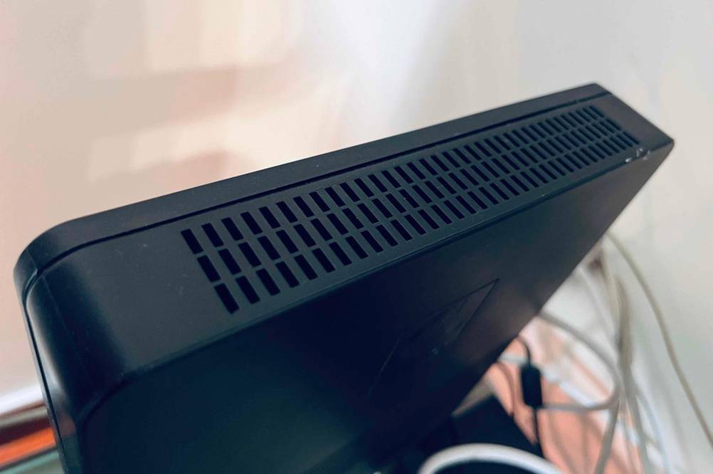 Detailansicht des Lüfter-Ausgangs von einem getesteten Glasfaser-Router in Schwarz vor hellem Hintergrund.