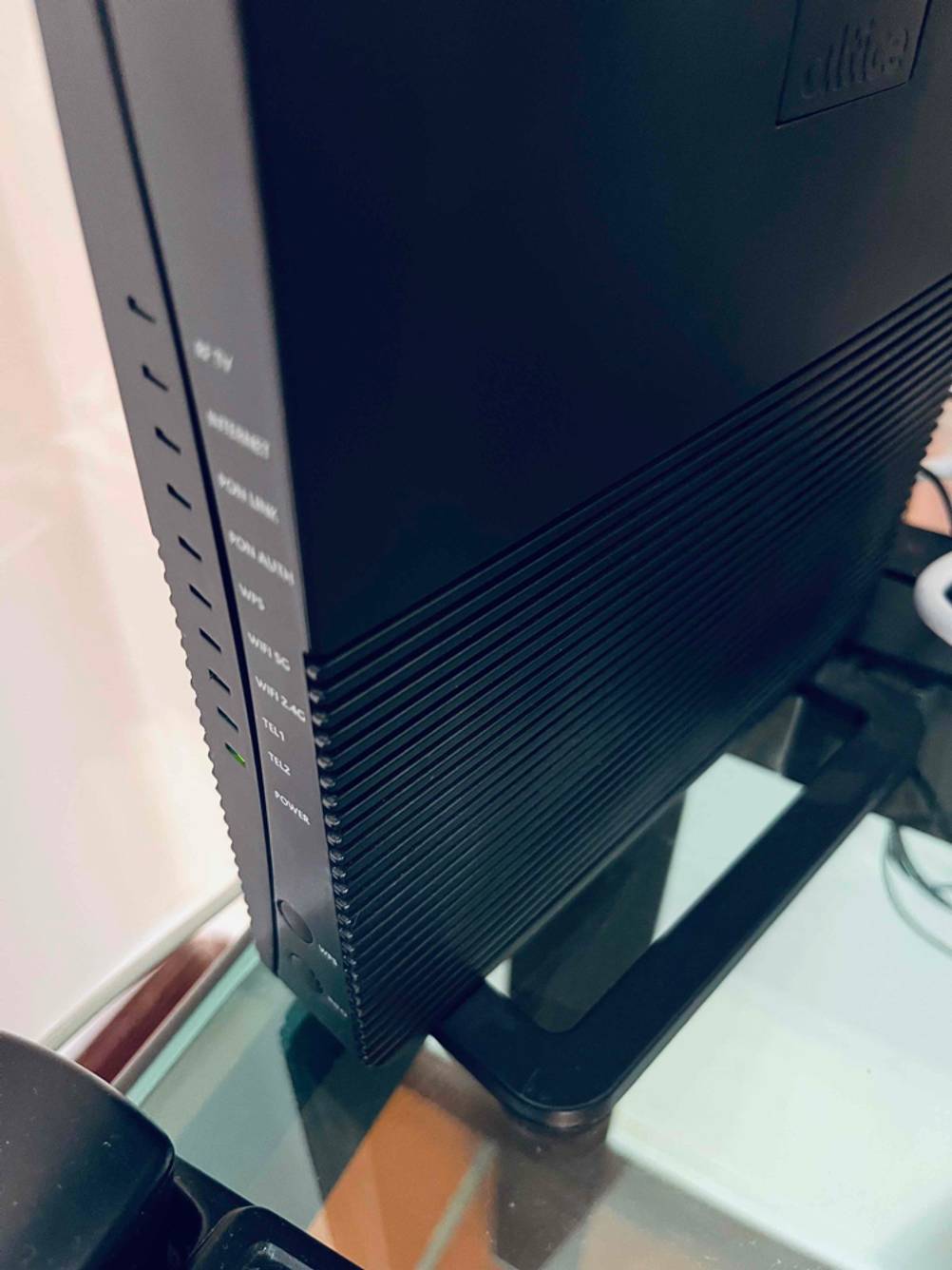 Nahaufnahme des Lüfters und Teil des Standfußes eines schwarzen getesteten Glasfaser-Routers.