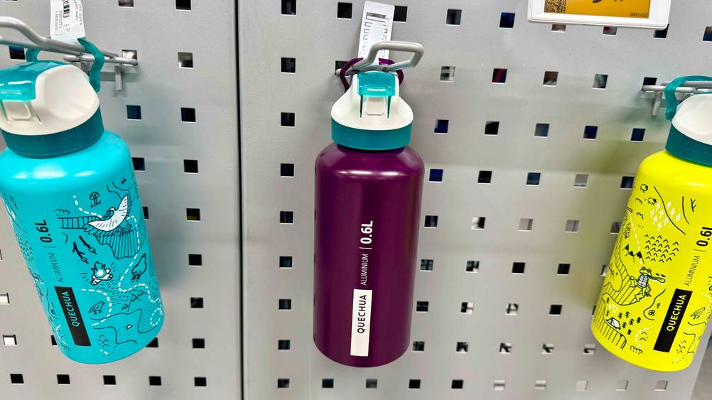 Eine Alu-Trinkflasche im Test häng neben anderen in einem Regal.