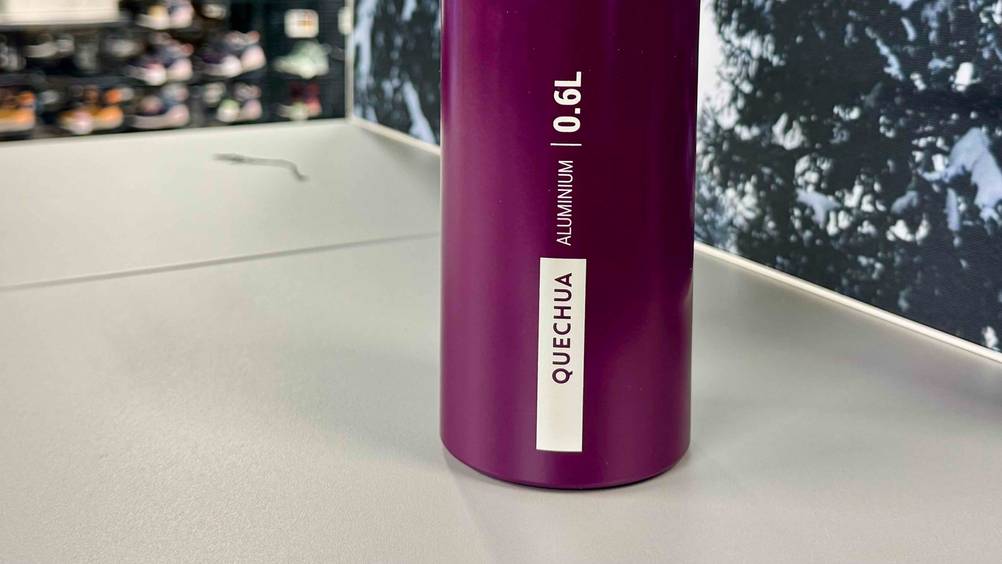 Alu-Trinkflasche im Test: Nahaufnahme des Logos auf der Flasche.
