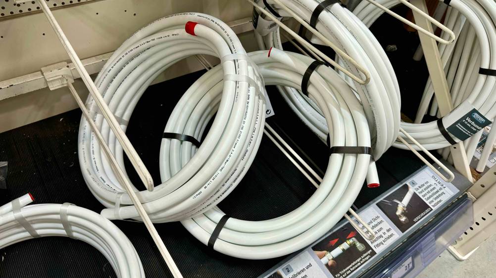 Mehrere Rollen des getesteten Alu-Verbundrohrs nebeneinander in einem Verkaufsregal.