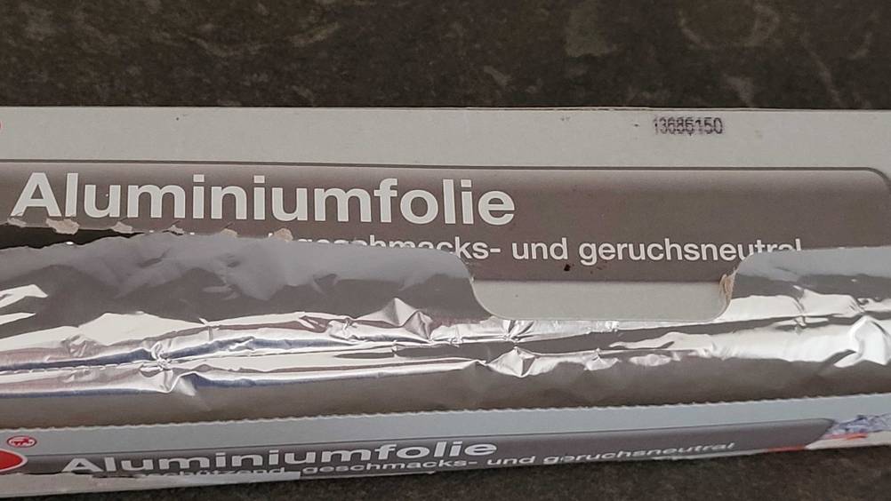 Alufolie getestet: Nahaufnahme einer geöffneten Packung mit einer Rolle darin.
