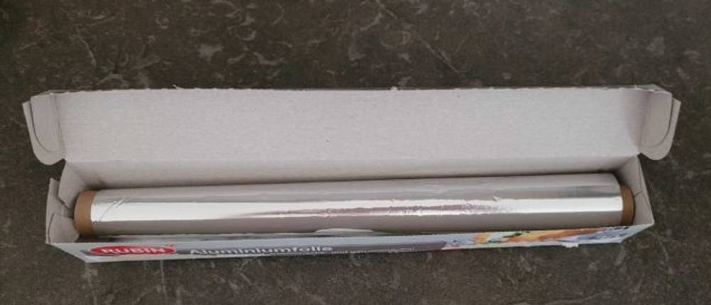 Eine graue Packung Alufolie