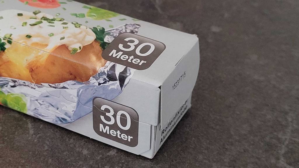 Eine graue Packung Alufolie