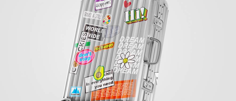 Aluminium-Koffer im Test: silberfarbener Aluminium-Koffer mit zahlreichen Aufklebern.