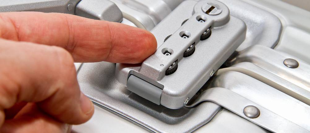 Aluminium-Koffer im Test: Nahaufnahme eines Zahlenschlosses an einem Aluminium-Koffer.
