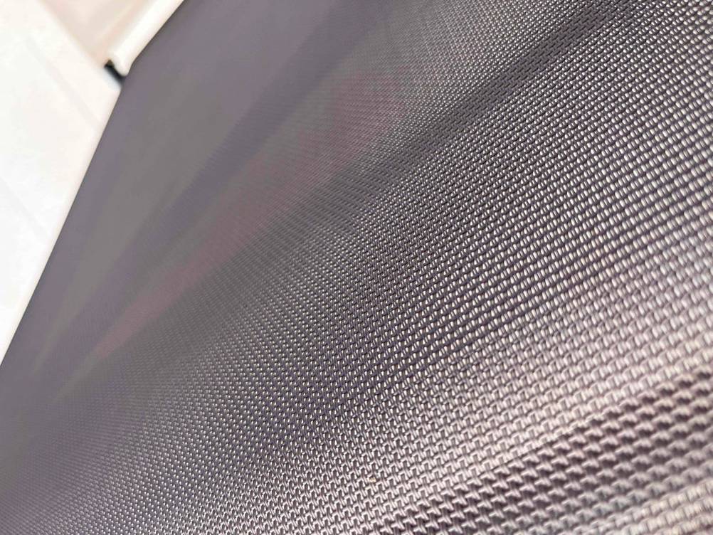Detailansicht des grauen Stoff-Materials, mit dem eine getestete Aluminium-Sonnenliege bespannt wurde.