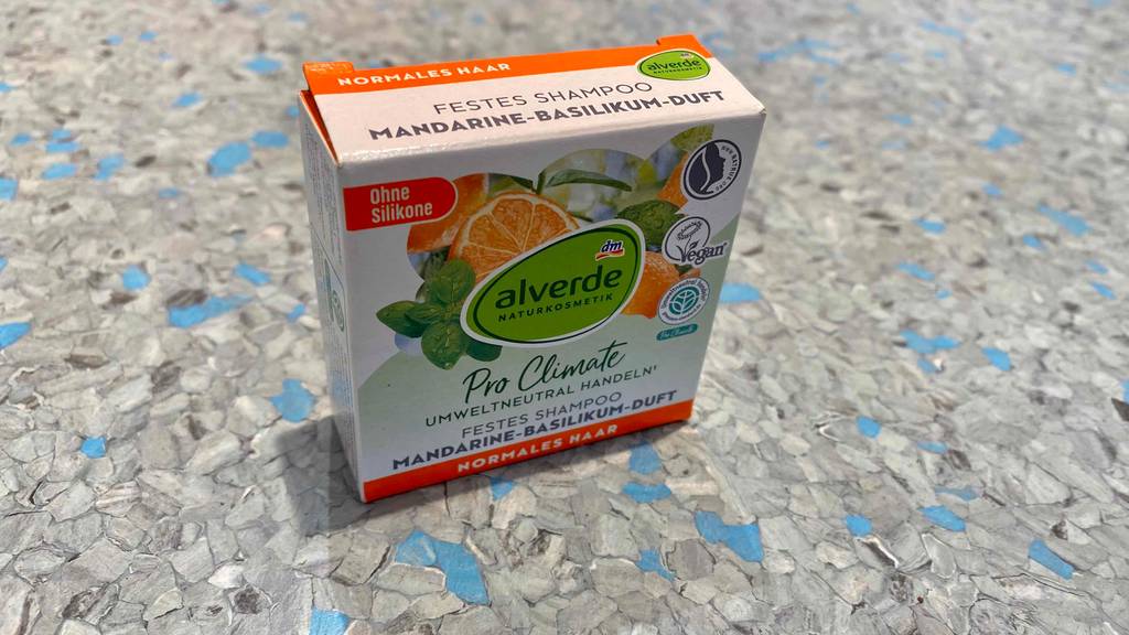 Getestete Haarseife: Ein Verpackungskarton von Alverde mit festem Shampoo steht auf einem hellen Untergrund.