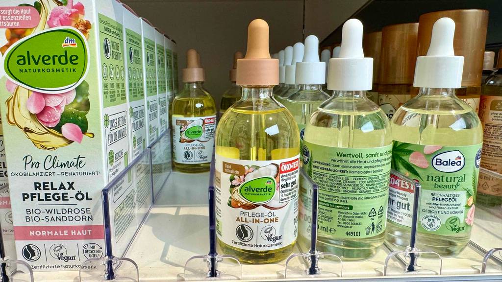 Alverde-Gesichtspflege im Test: Mehrere Flaschen stehen zwischen anderen Produkten in einem Regal.
