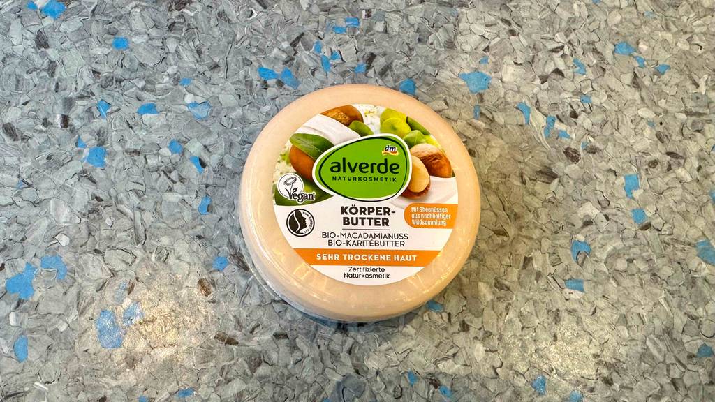 Körperbutter-Test: Eine Dose steht auf einem Linoleumbelag.
