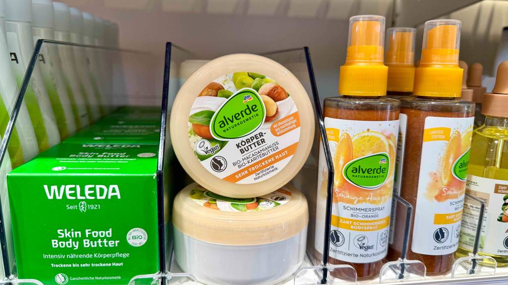 Körperbutter im Test: Eine Dose der Marke Alverde steht in einem Regal neben Körperpflegemitteln.