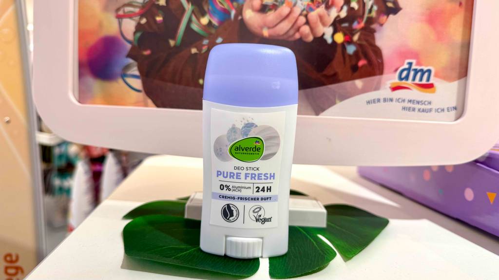 Naturkosmetik-Deo getestet: Blick auf den Drehknopf eines Behälters.
