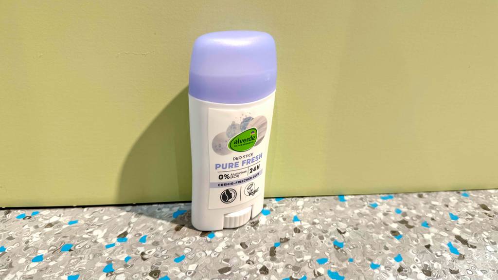 Naturkosmetik-Deo-Test: Blick auf die Kappe eines Behälters.