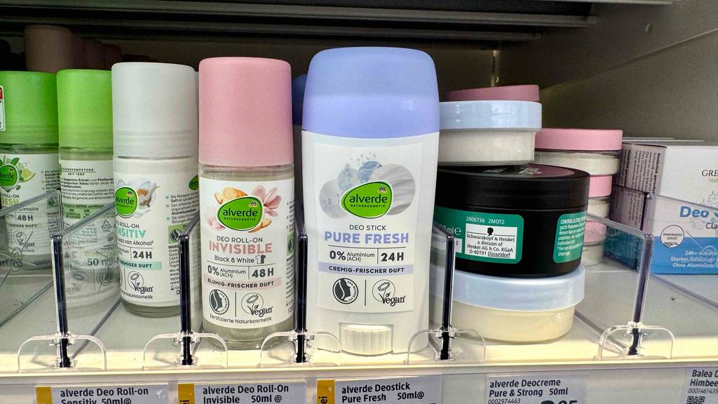 Naturkosmetik-Deo im Test: Mehrere Behälter mit unterschiedlichen Sorten stehen in einem Regal.