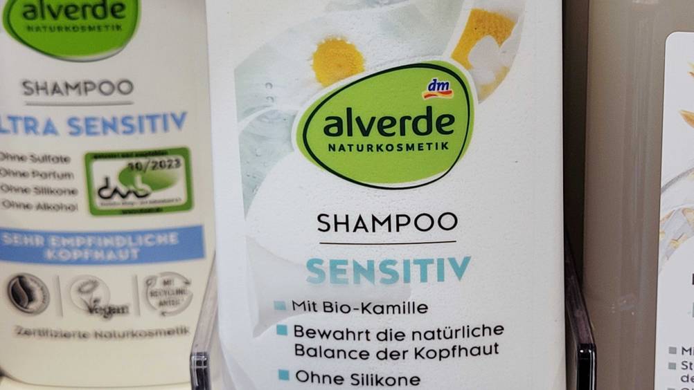 alverde-Shampoo im Test: Nahaufnahme der Vorderseite der Verpackung mit Logo und Artikelbezeichnung.