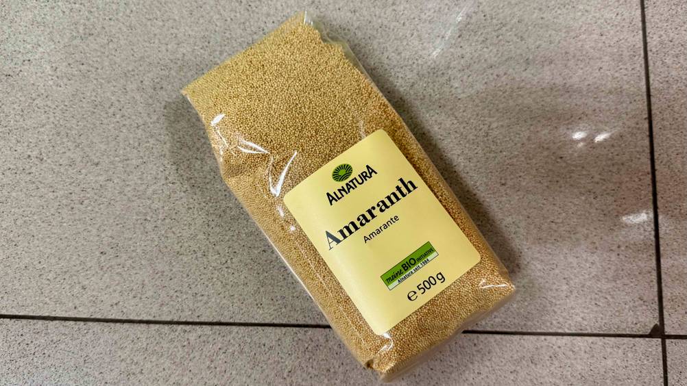 Auf dem Boden liegt eine Packung des Amaranth im Test.