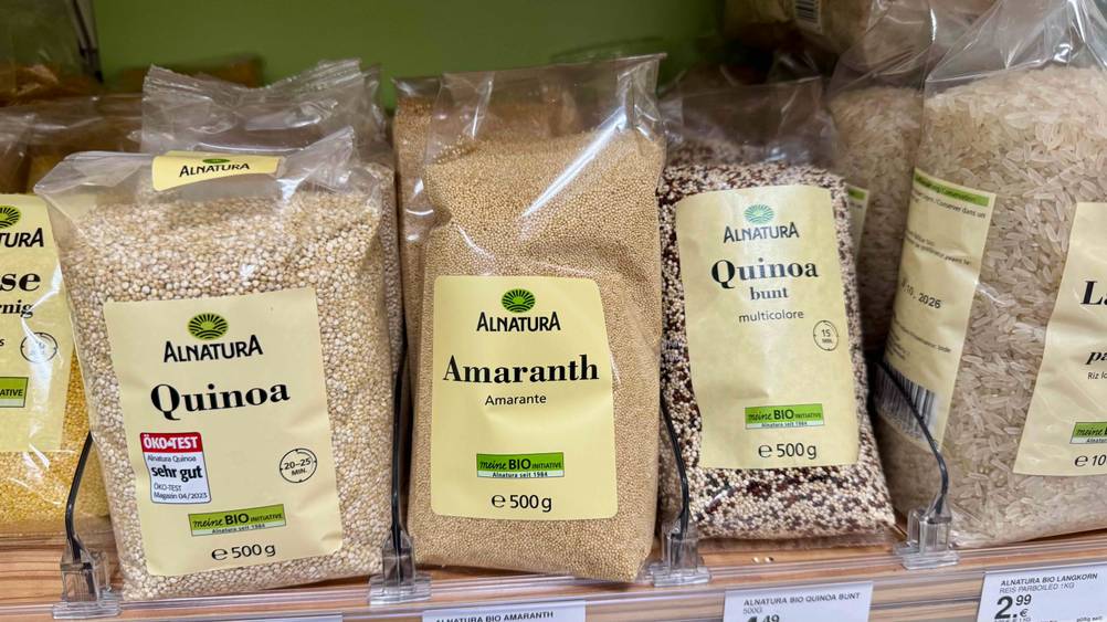 Mehrere Packungen des getesteten Amaranths in einem Verkaufsregal neben anderen Produkten.