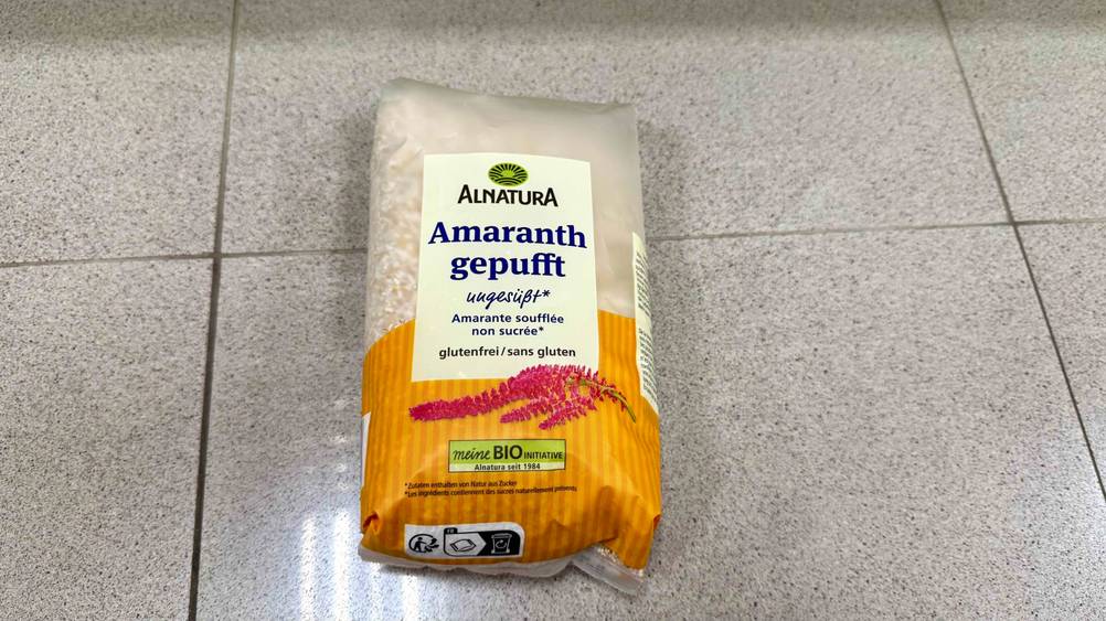 Amaranth gepufft-Test: Auf einem Fließenboden liegt eine Packung.