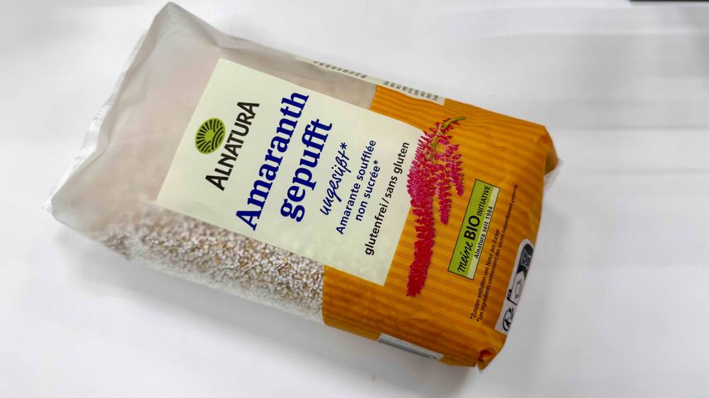 Amaranth gepufft getestet: Eine Packung leicht horizontal auf einer hellen Fläche.