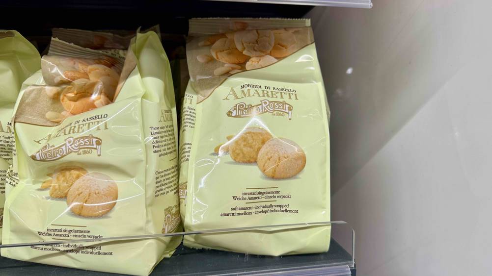 Mehrere Packungen der getesteten Amarettini-Kekse in einem Verkaufsregal.