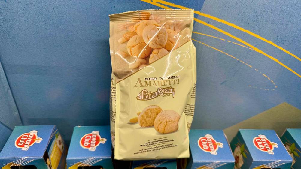 Amarettini-Kekse im Test: Eine Packung vor einer blauen Fläche.