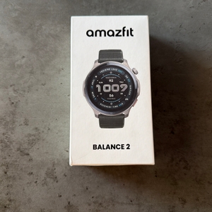 Der Karton der Amazfit Balance 2 liegt auf einem Tisch