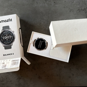 Der Karton der Amazfit Balance 2 liegt geöffnet auf einem Tisch