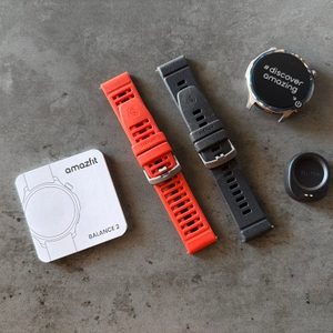 Der Lieferumfang der Amazfit Balance 2 liegt auf einem Tisch