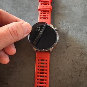 Eine Hand zieht ein Folie vom Display der Amazfit Balance 2