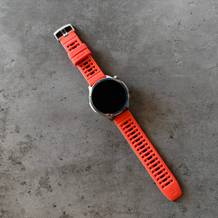 Die Amazfit Balance 2 liegt auf einem Tisch