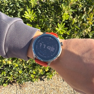 Die Amazfit Balance 2 an einem Handgelenk