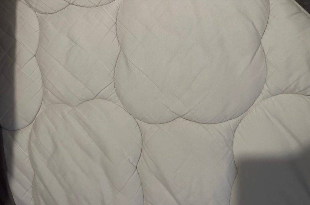 Bettdecken-Test: Detailansicht des gesteppten Designs einer weißen Amazinggirl Bettdecke.