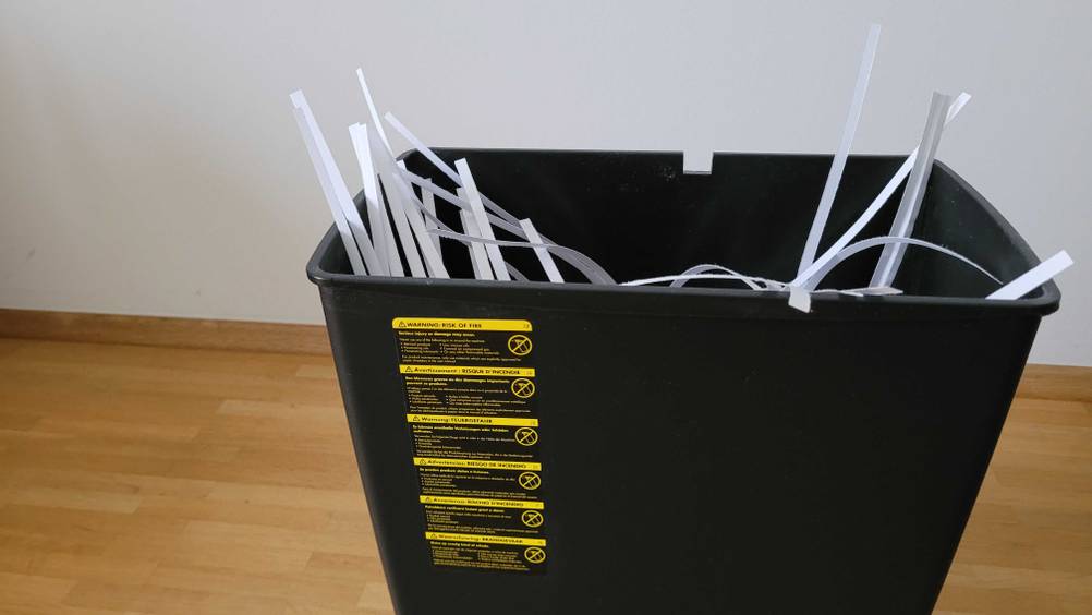 Ein Behälter des getesteten Aktenvernichters mit Streifen von Papier im Inneren.