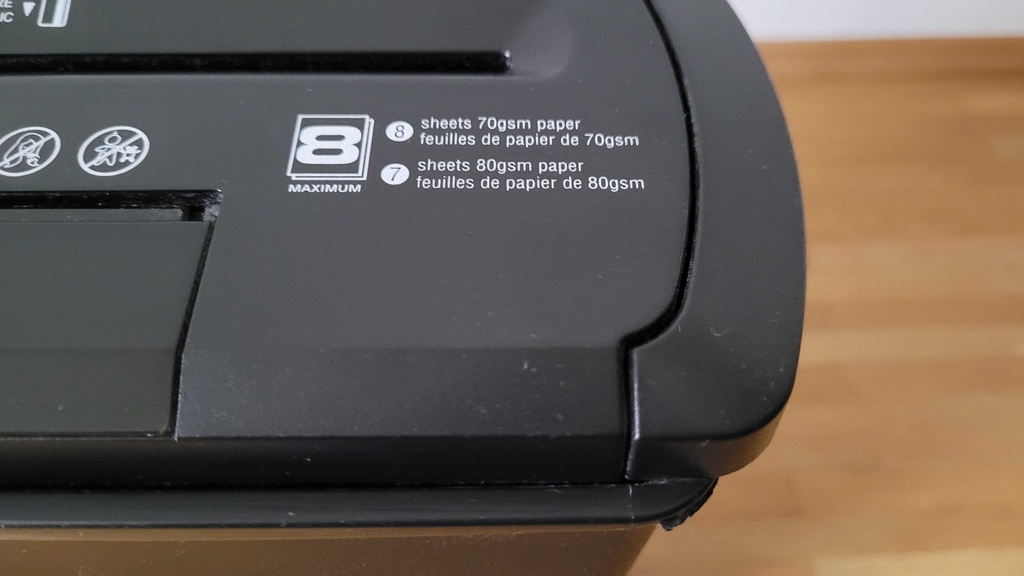 Auf einem getesteten Aktenvernichter stehen Angaben zu verwendbaren Materialien.