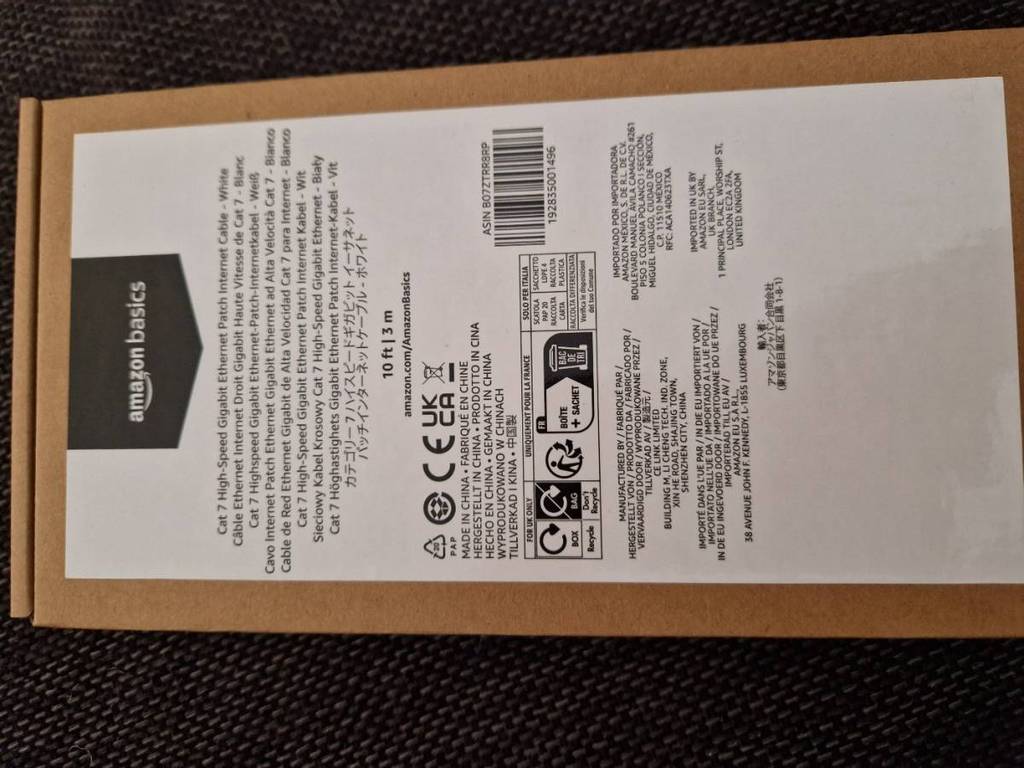 Ansicht von oben auf die Originalverpackung eines Amazon Basics cat7 Netzwerkkabels im Test.