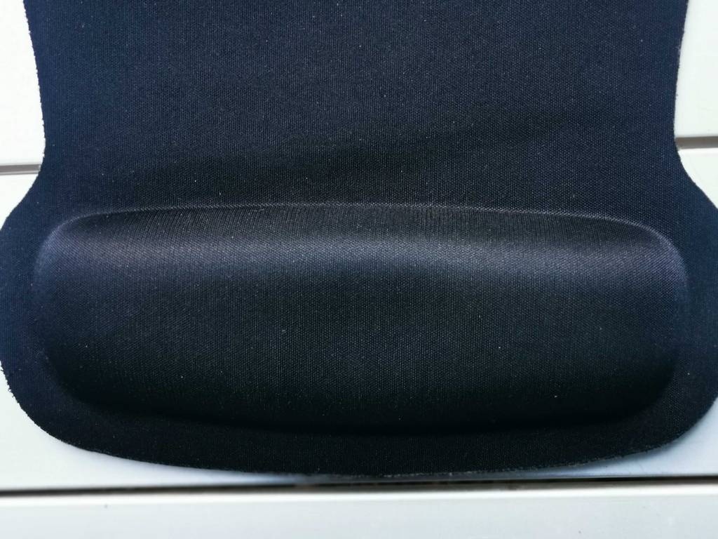 Blick von oben auf die Handballenauflage eines getesteten Mousepads.