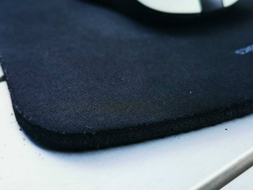 Detailansicht einer Ecke von einem getesteten Mousepad.
