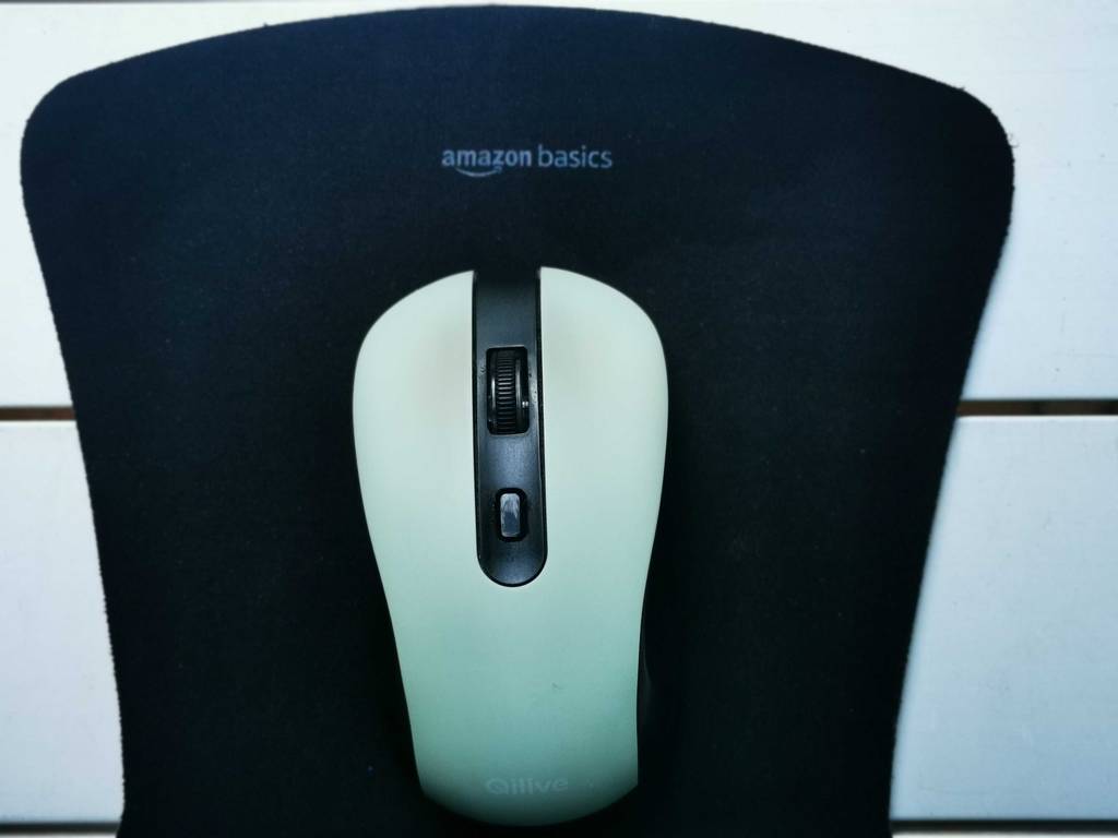 Eine Maus liegt auf einem Mousepad zum testen.
