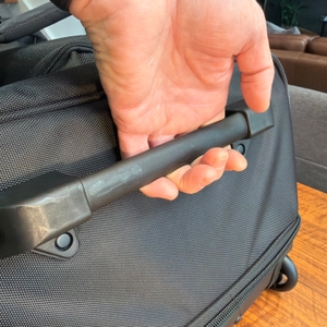 Eine Hand hält die Amazon Basics Ripstop an einem Griff fest.