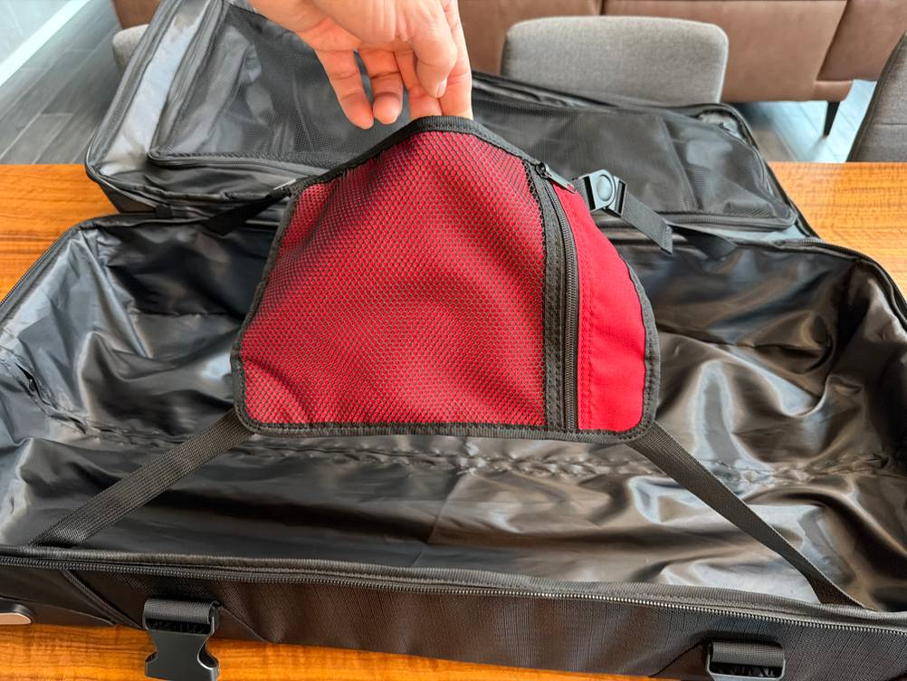 Ein Netz an der Sicherung im Innenraum der Amazon Basics Ripstop.