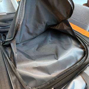 Ein großes Fach auf der Außenseite der Amazon Basics Ripstop.