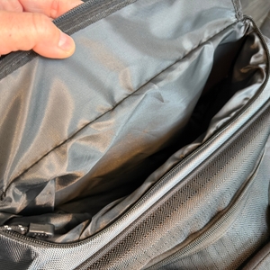 Ein kleines Seitenfach der Amazon Basics Ripstop.