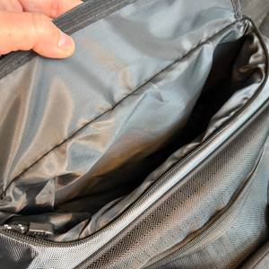 Ein kleines Seitenfach der Amazon Basics Ripstop.