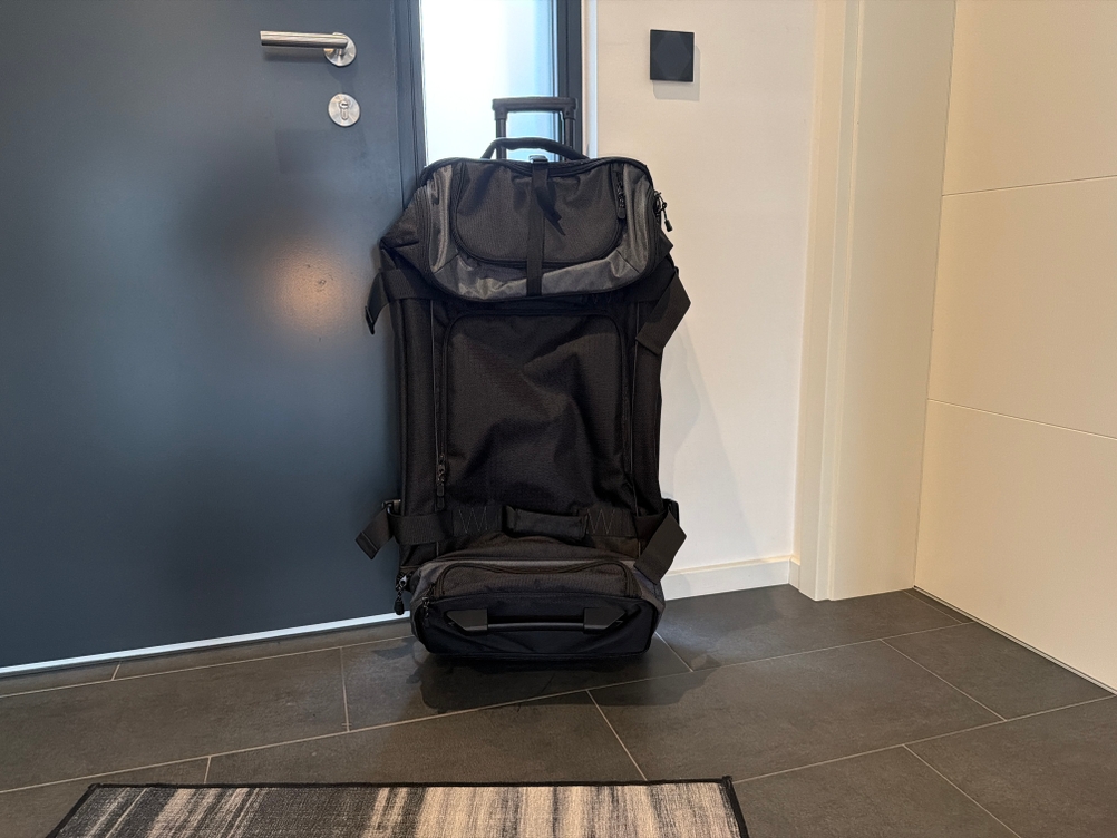 Die Amazon Basics Ripstop steht auf einem gefliesten Boden.