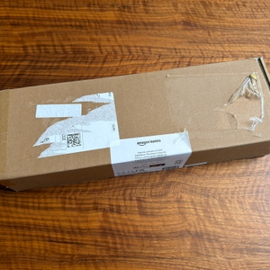 Der Karton vom Amazon-Basics-Thermo-Laminiergerät steht auf einem Tisch